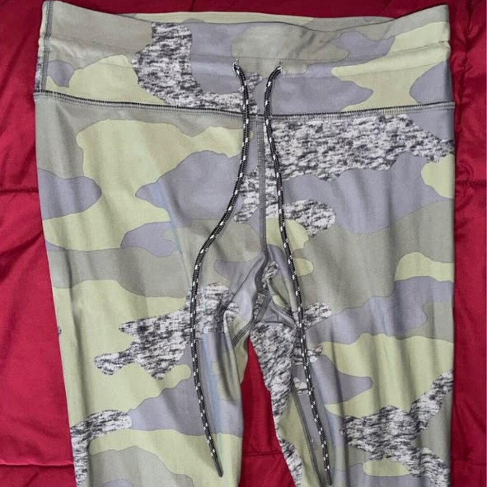 Women's Aerie Chill Play Move Camo 7/8 Leggings Size Large